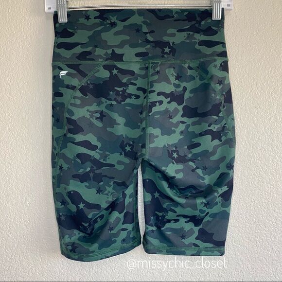 Fabletics Powerhold On the Go Camo Print Womens Biker Shorts - Picture 7 of 11